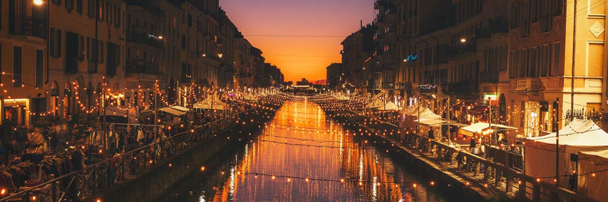 In Mailand spiegelt sich der Fluss im untergehenden Sonnenlicht